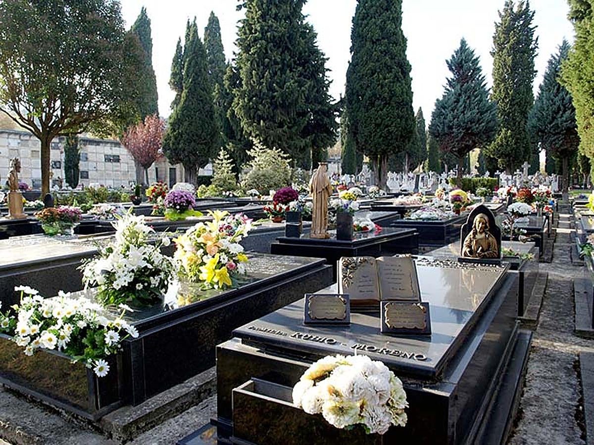El cementerio luce sus mejores galas