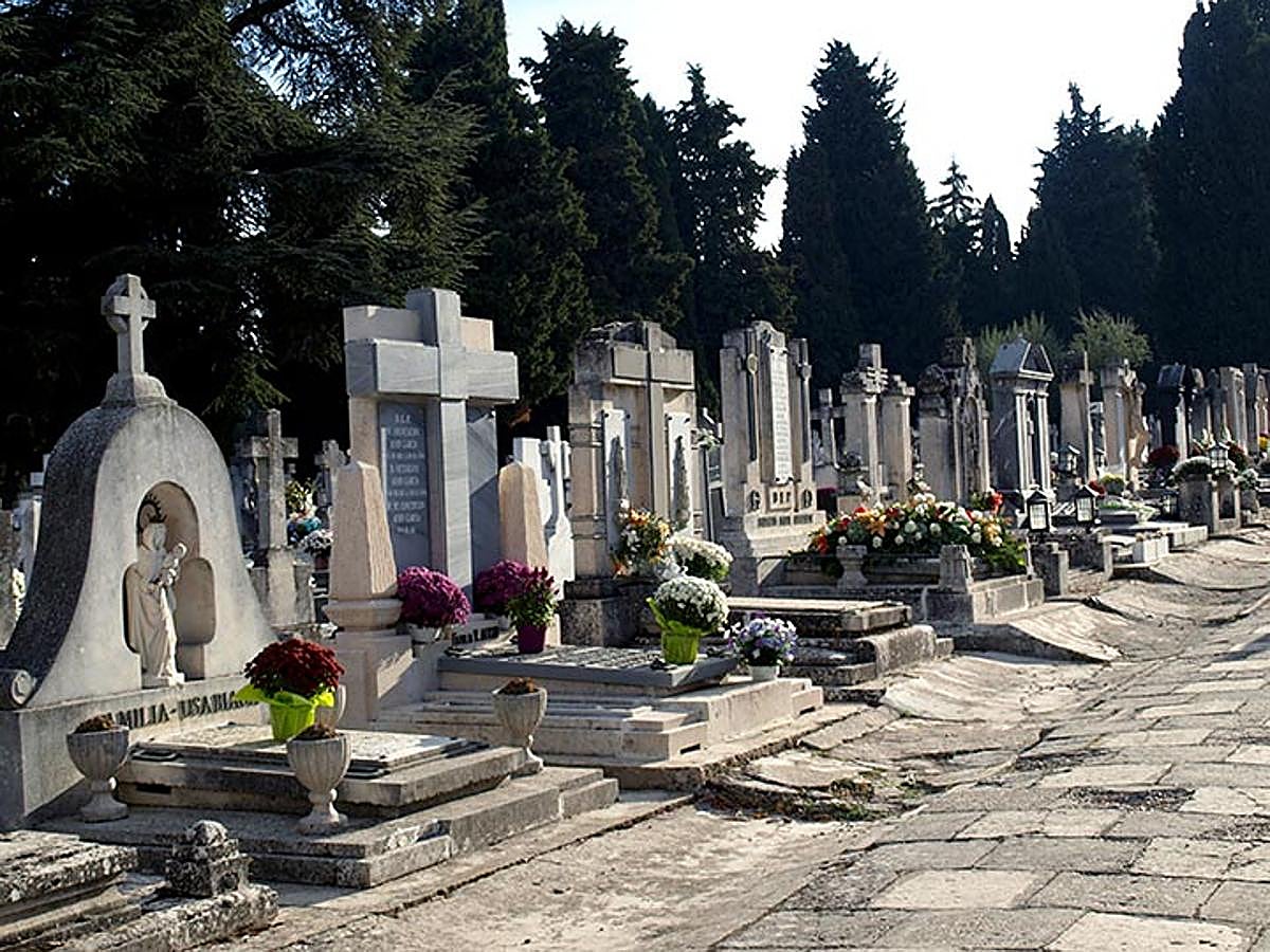 El cementerio luce sus mejores galas