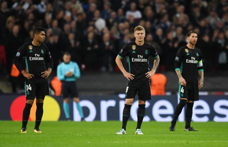 Casemiro, Kroos y Ramos se lamentan tras un gol del Tottenham. 
