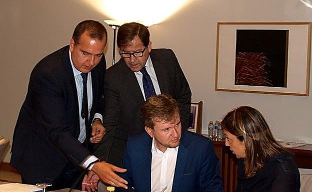 Javier Lacalle, Salvador de Foronda y Carolina Blasco en una reunión del Consorcio de Villalonquéjar. 
