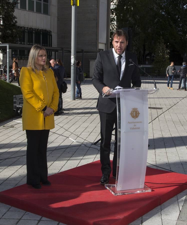 La hermana del concejal asesinado hace veinte años y el alcalde descubrieron la nueva señalización 