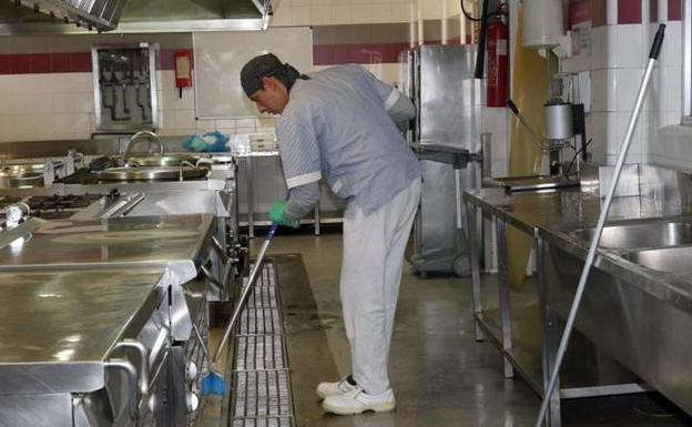 Alberto García, operario de limpieza en Aramark.