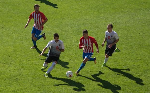 David Martín intentando controlar un balón ante el Sporting B