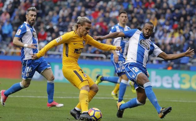 Antoine Griezmann, ante la presión de Sidnei.