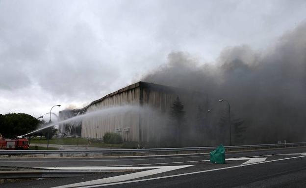 Un camión actúa sobre la planta de Campofrío en Burgos en 2014.