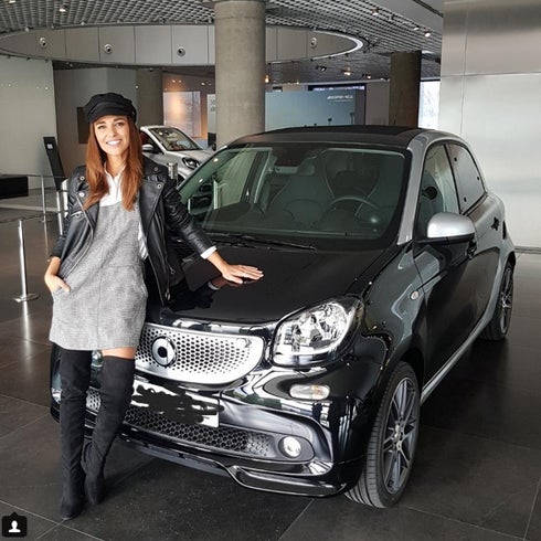 Paula Echevarría junto a su nuevo coche. 