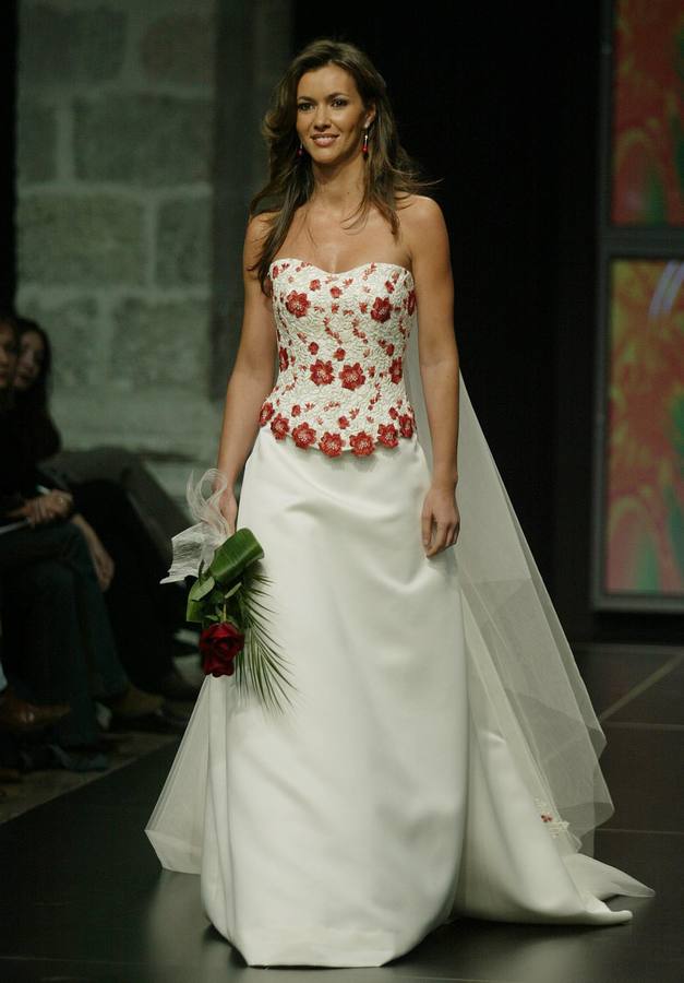 2003. La modelo Arancha del Sol abrió la II Pasarela de la Moda de Castilla y León con un diseño de Loly Cubo.