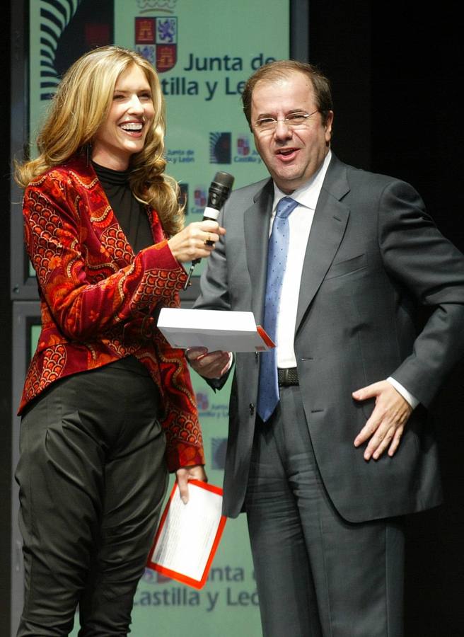 2003. Judith Mascó anunció el nombre del ganador del Premio a la Mejor Colección de Diseñadores Noveles de Castilla y León que recayó en el vallisoletano César González, en presencia del presidente de la Junta, Juan Vicente Herrera.