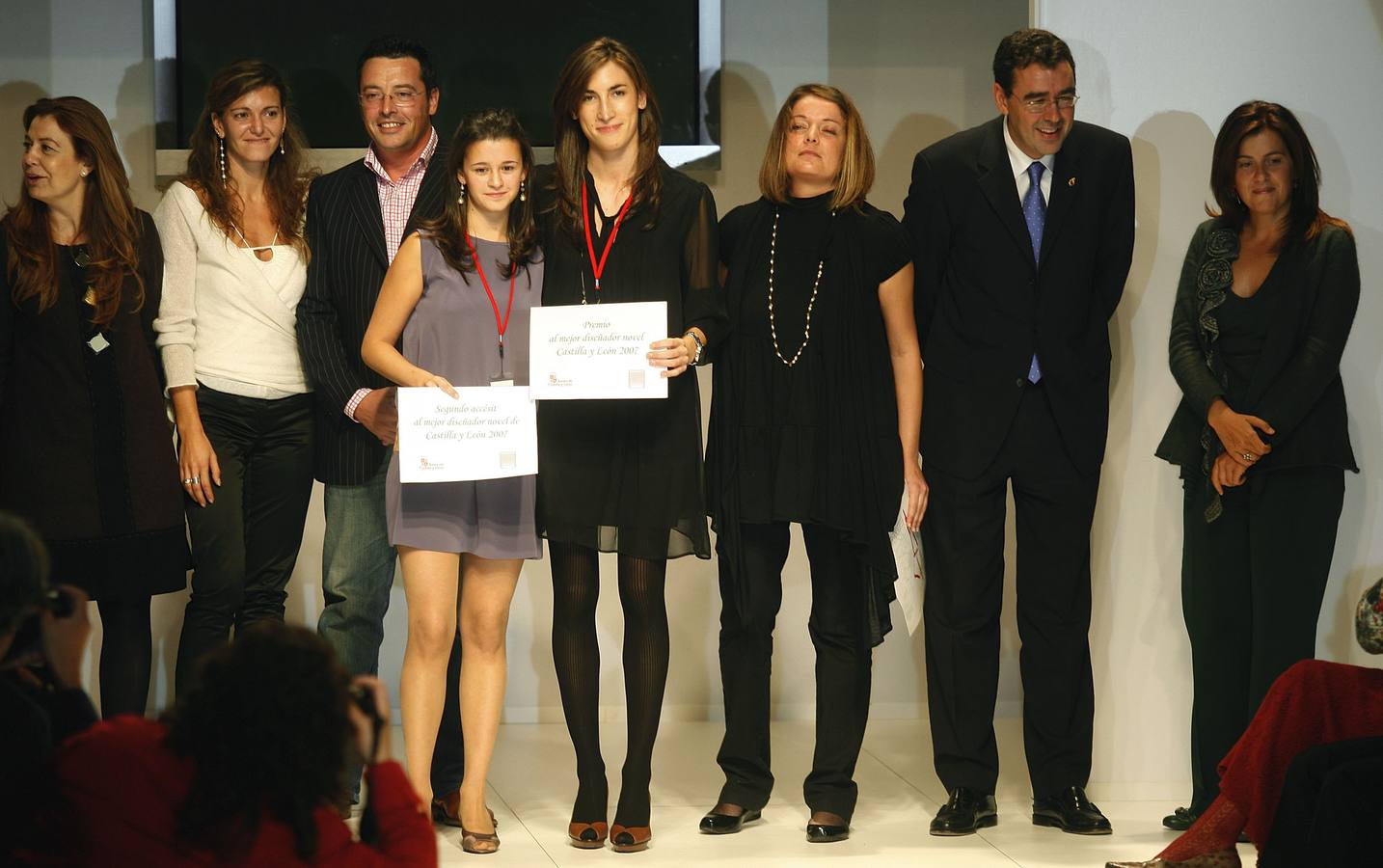 2007. Natalia Martínez (c) gana la VI edición del Concurso de diseñadores noveles en la VII edición de la Pasarela de la Moda de Castilla y León. Aparece flanqueada por Estefania de María (d) y Cristina Ferreira (i).