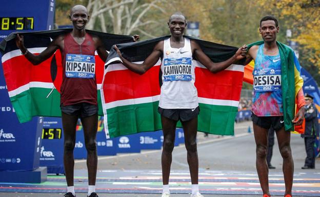 Geoffrey Kamworor celebra el triunfo en Nueva York. 