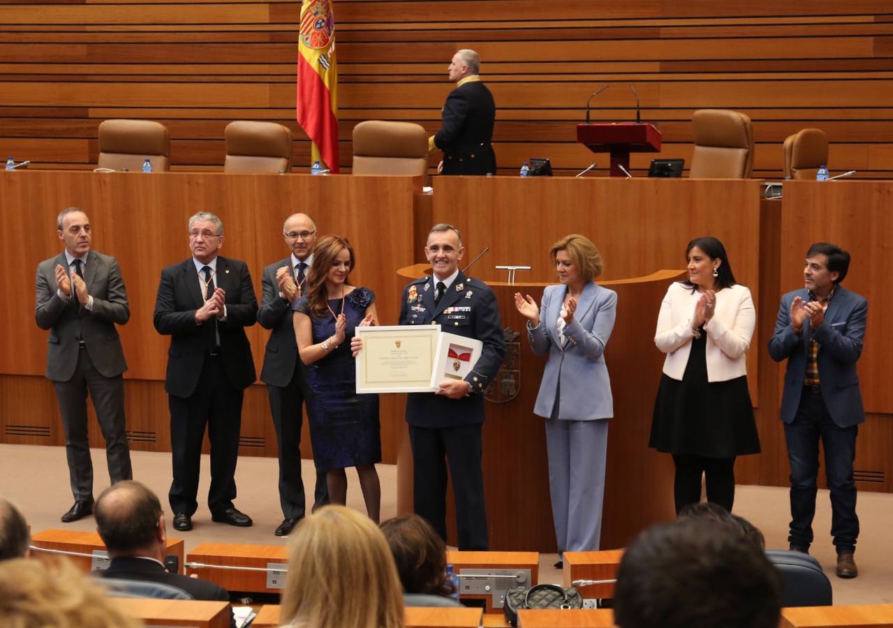 La ministra de Defensa, Dolores de Cospedal, ha aprovechado el acto para defender a ultranza la aplicación de la ley, la Constitución y el Estado de Derecho