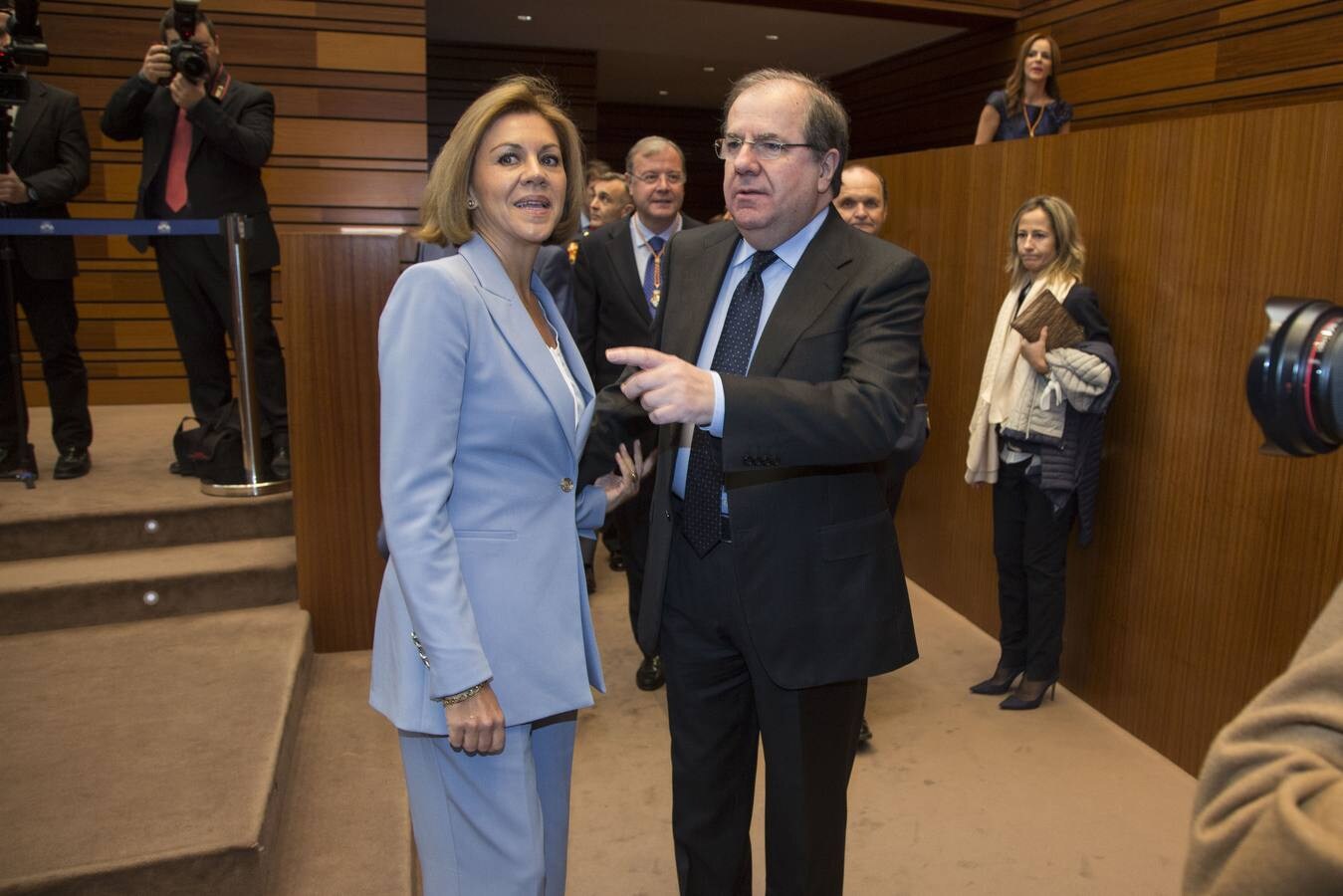 La ministra de Defensa, Dolores de Cospedal, ha aprovechado el acto para defender a ultranza la aplicación de la ley, la Constitución y el Estado de Derecho