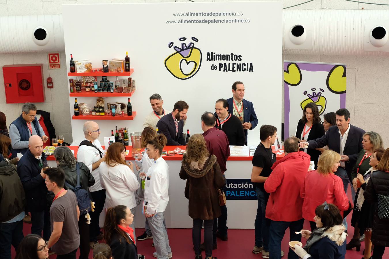 Piedras, cajas de ensaimadas, cerámica con forma de serpiente, barquitas, lo que se dice platos, pocos platos se ven en la presentación de las tapas a concurso