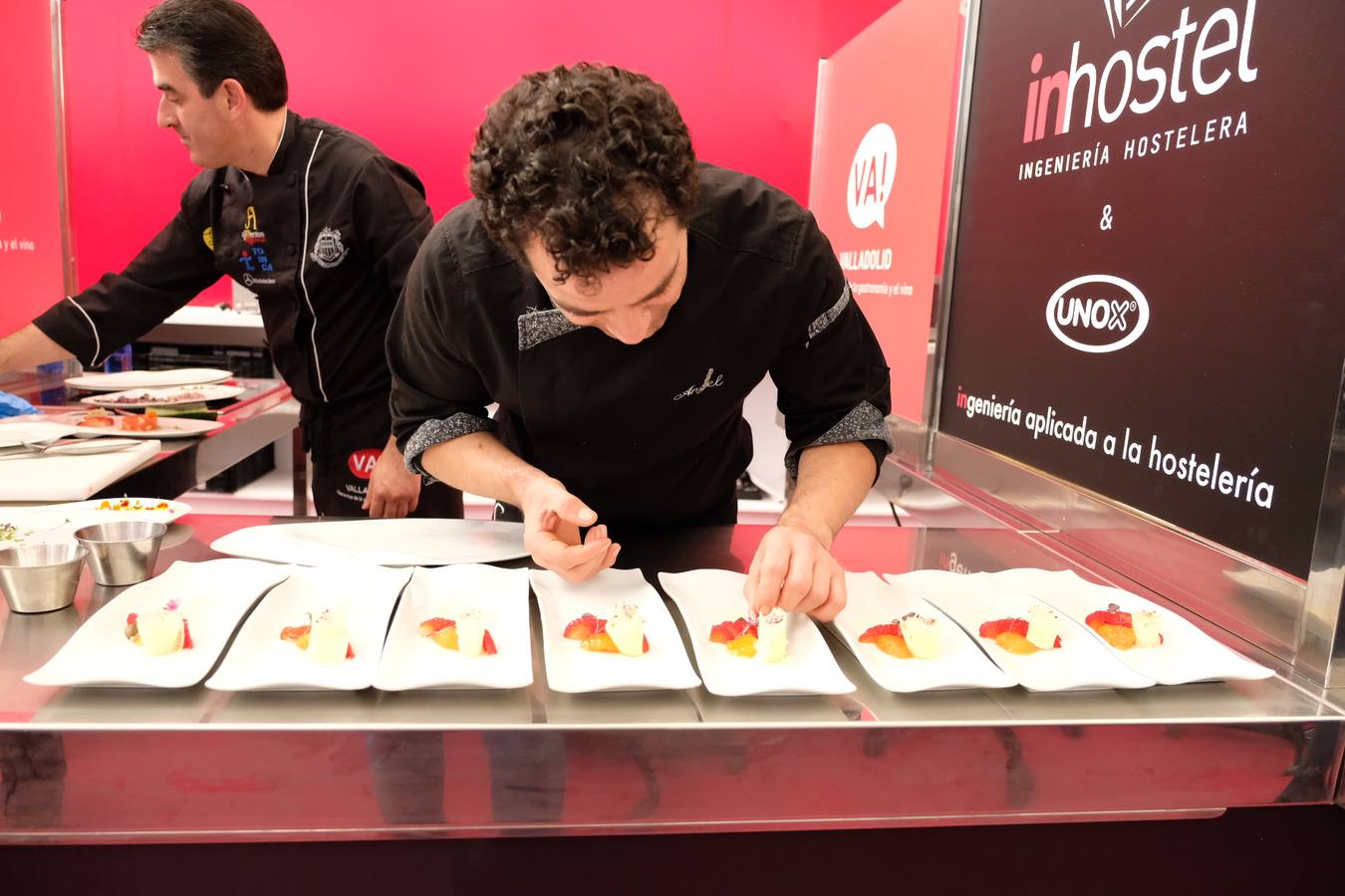 Piedras, cajas de ensaimadas, cerámica con forma de serpiente, barquitas, lo que se dice platos, pocos platos se ven en la presentación de las tapas a concurso