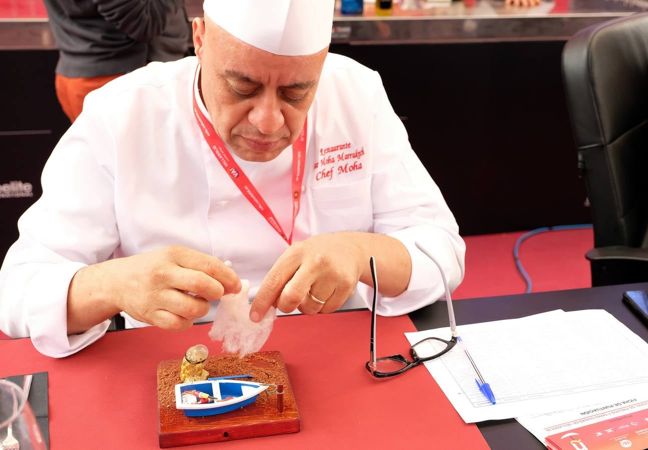 Piedras, cajas de ensaimadas, cerámica con forma de serpiente, barquitas, lo que se dice platos, pocos platos se ven en la presentación de las tapas a concurso