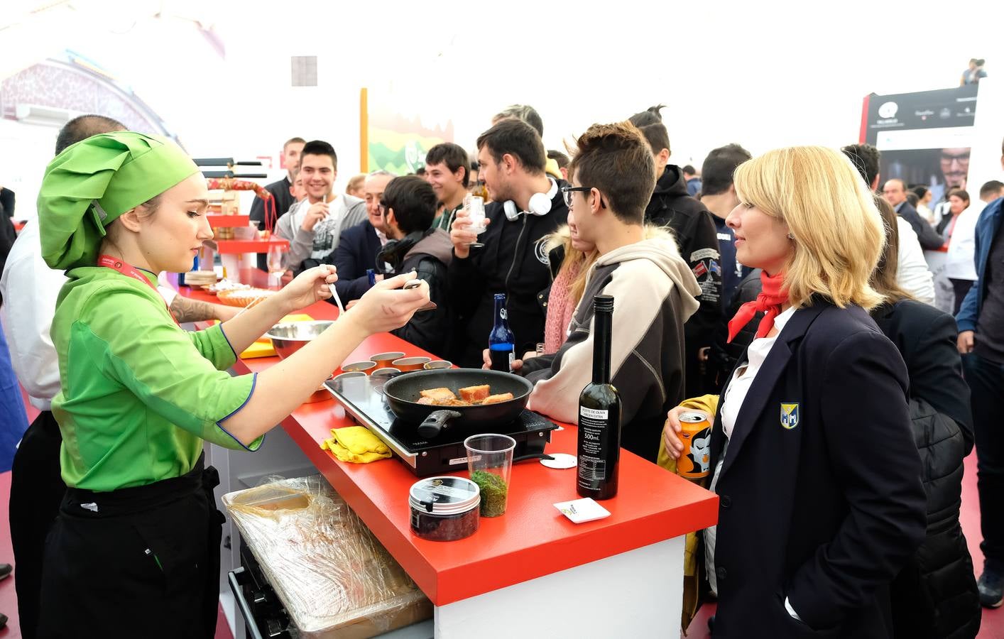 Piedras, cajas de ensaimadas, cerámica con forma de serpiente, barquitas, lo que se dice platos, pocos platos se ven en la presentación de las tapas a concurso