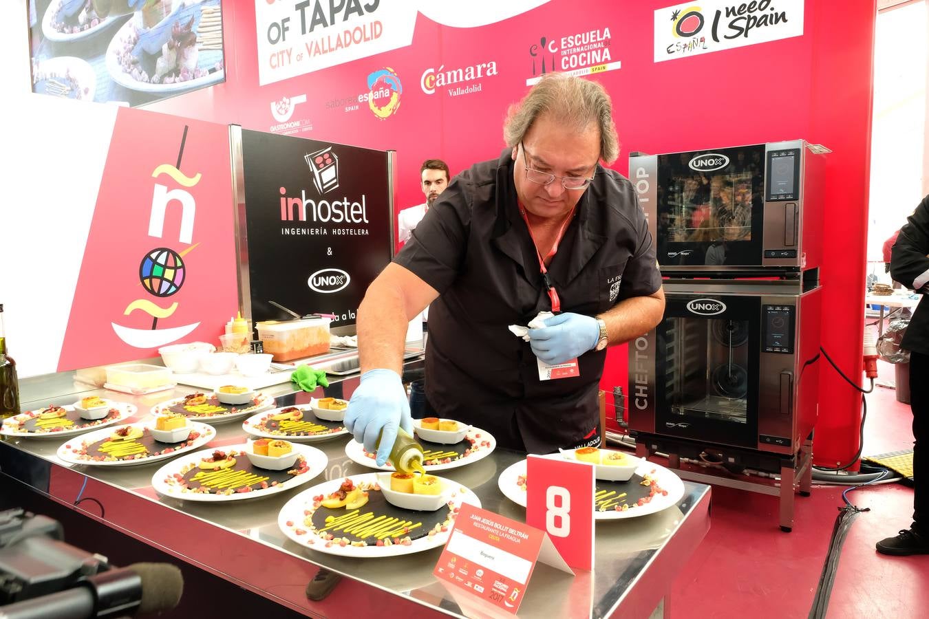 Piedras, cajas de ensaimadas, cerámica con forma de serpiente, barquitas, lo que se dice platos, pocos platos se ven en la presentación de las tapas a concurso