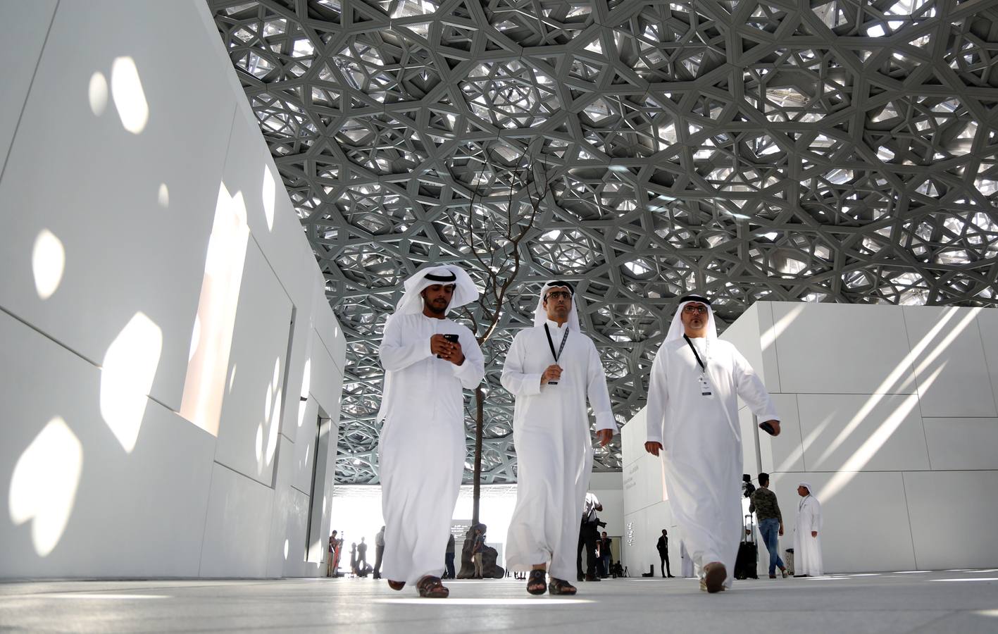 Una década después del lanzamiento del proyecto, el primer museo global en el mundo árabe, fue inaugurado ayer | En sus 6.400 metros cuadrados se exponen obras de trece galerías francesas y la colección de los Emiratos