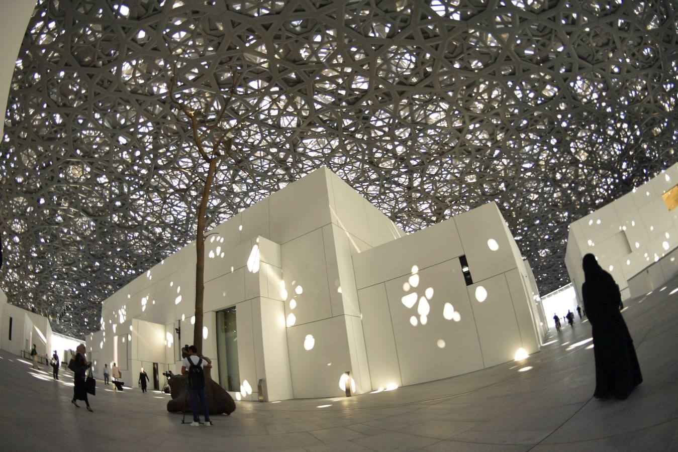 Una década después del lanzamiento del proyecto, el primer museo global en el mundo árabe, fue inaugurado ayer | En sus 6.400 metros cuadrados se exponen obras de trece galerías francesas y la colección de los Emiratos