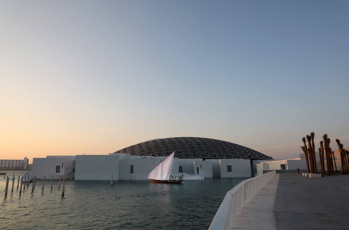 Una década después del lanzamiento del proyecto, el primer museo global en el mundo árabe, fue inaugurado ayer | En sus 6.400 metros cuadrados se exponen obras de trece galerías francesas y la colección de los Emiratos