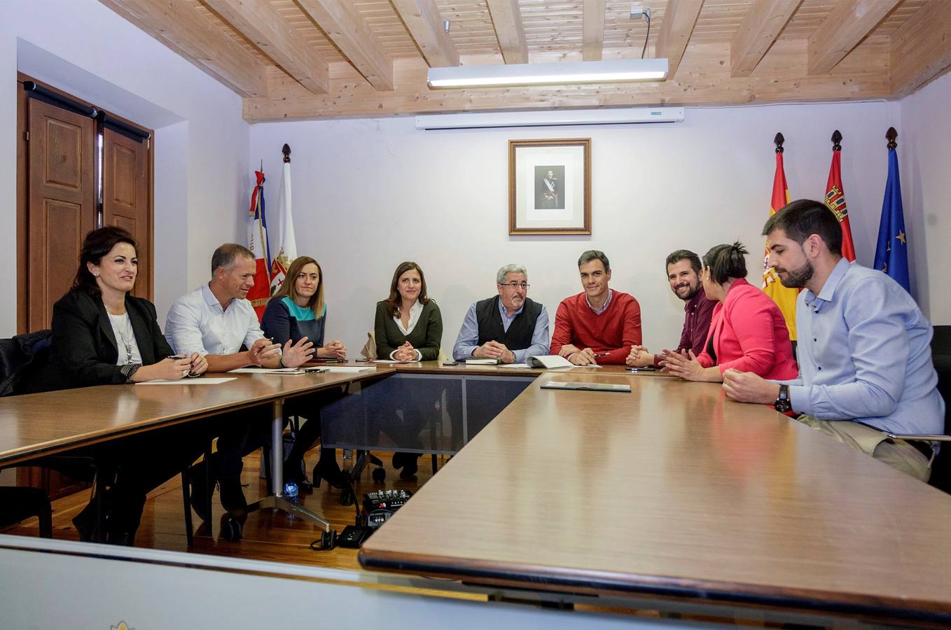 El secretario general del PSOE ha participado en una reunión de dirigentes socialistas en la región con alcaldes burgaleses de las comarcas de Las Merindades y La Bureba