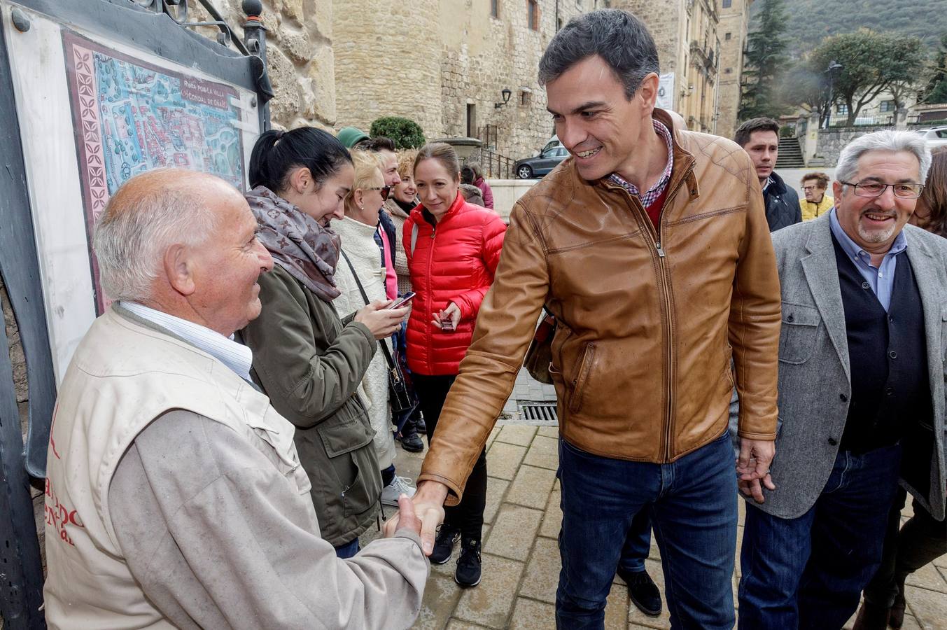 El secretario general del PSOE ha participado en una reunión de dirigentes socialistas en la región con alcaldes burgaleses de las comarcas de Las Merindades y La Bureba