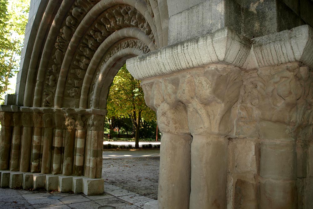 El arco románico está ubicado en el Parque de la Isla