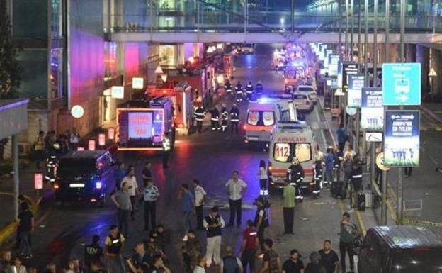 Médicos y policías trabajan después de un ataque suicida con bomba en Ankara en julio de 2016.