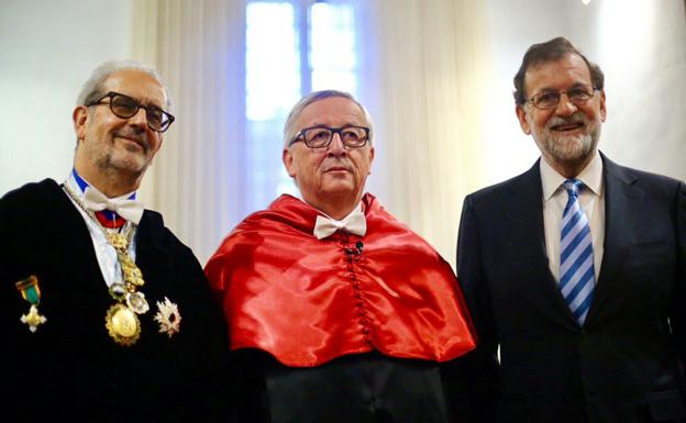 Daniel Hernández, rector de la Universidad de Salamanca, junto al presidente de la Comisión Europea Jean-Claude Juncker y el presidente del Gobierno Mariano Rajoy. 