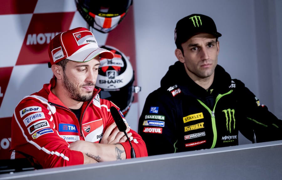 El piloto italiano de MotoGP, Andrea Dovizioso, al lado del francés Johann Zarco.