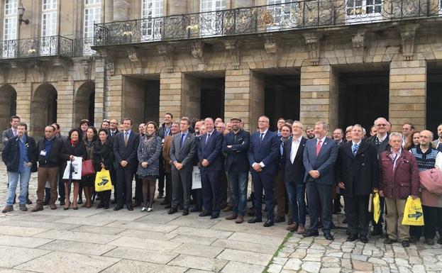 Foto de familia en la clausura de la Asamblea general de la Asociació́n de Municipios del Camino de Santiago. 