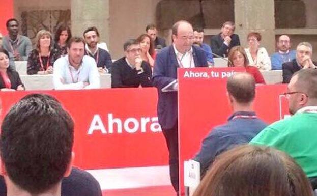 Miquel Iceta interviene en el Comité federal celebrado hoy en Alcalá de Henares. Detrás, Óscar Puente, alcalde de Valladolid, e Iratxe García, eurodiputada. 