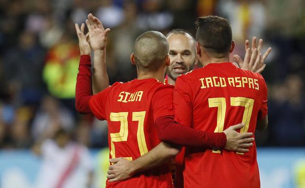 Iniesta junto a Iago Aspas y David Silva. 