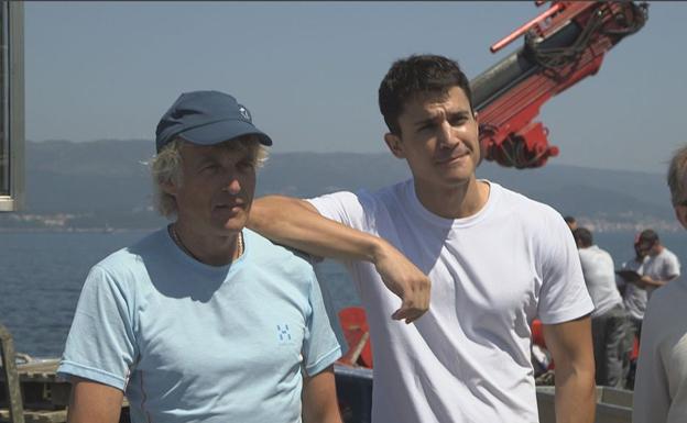 Álex González junto al presentador Jesús Calleja. 