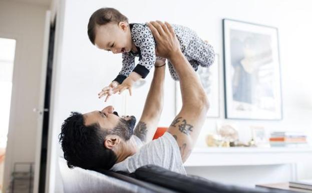 Un padre, con su hijo.