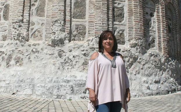 Nuria Fernández, junto al ábside de la iglesia de San Esteban.