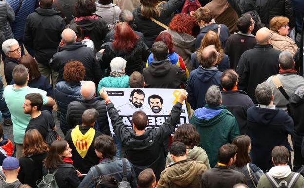 Manifestante sostiene una bandera con la imagen de los 'Jordis'.