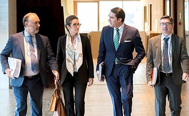 El consejero de Fomento y Medio Ambiente, Juan Carlos Suárez-Quiñones (segundo por la derecha), comparece ante la Comisión de Medio Ambiente de las Cortes de Castilla y León para informar sobre la campaña contra los incendios forestales.