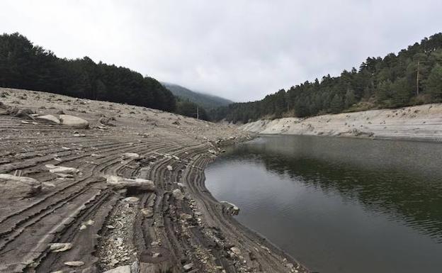 Imagen reciente de la zona de la recula del embalse de El Tejo, donde los arroyos suministran agua. 