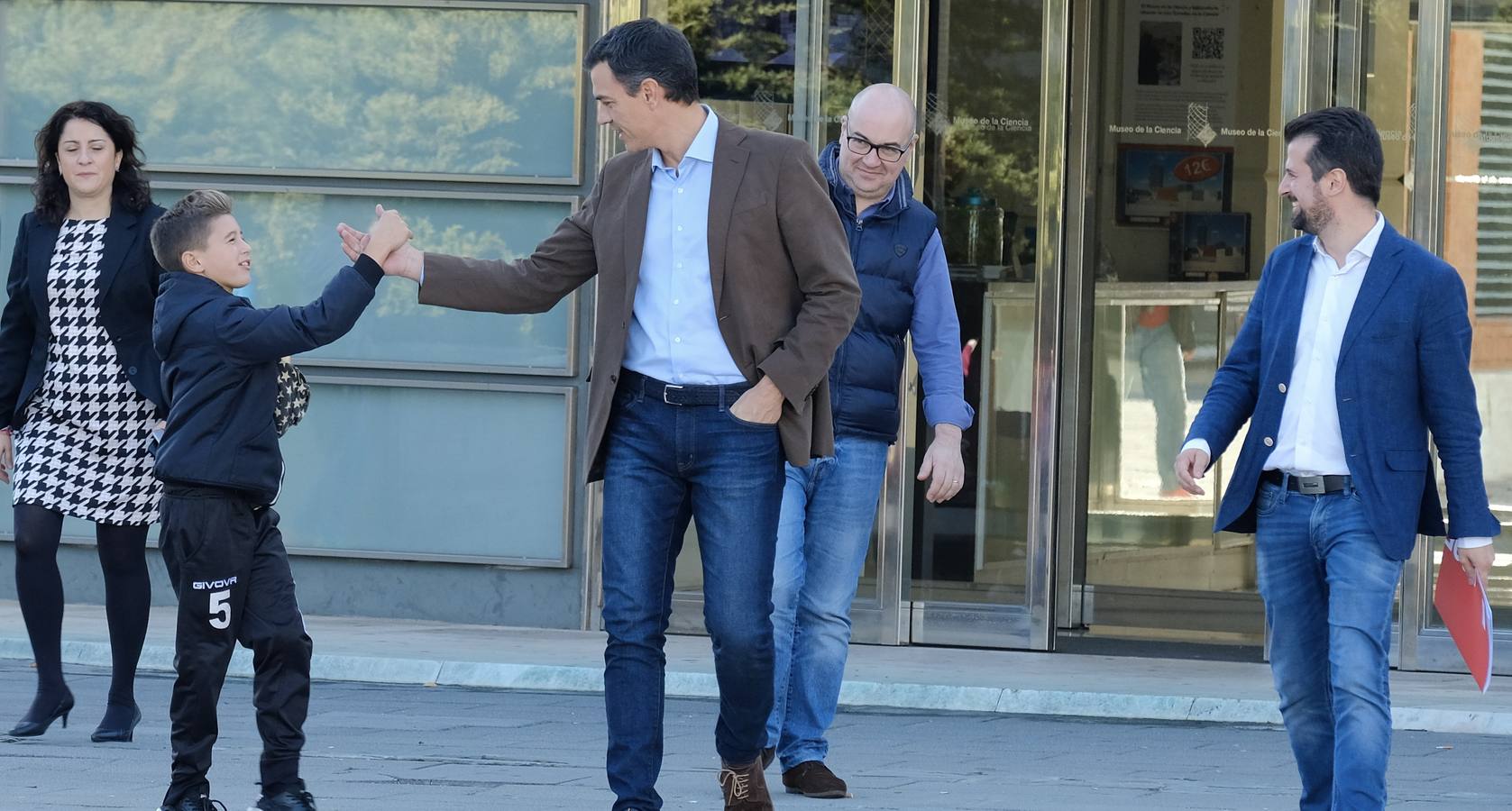 El secretario general del PSOE, Pedro Sánchez, ha avanzado que su partido irá «de la mano» con el PSC a la hora de tejer pactos de Gobierno tras las elecciones catalanas del 21 de diciembre