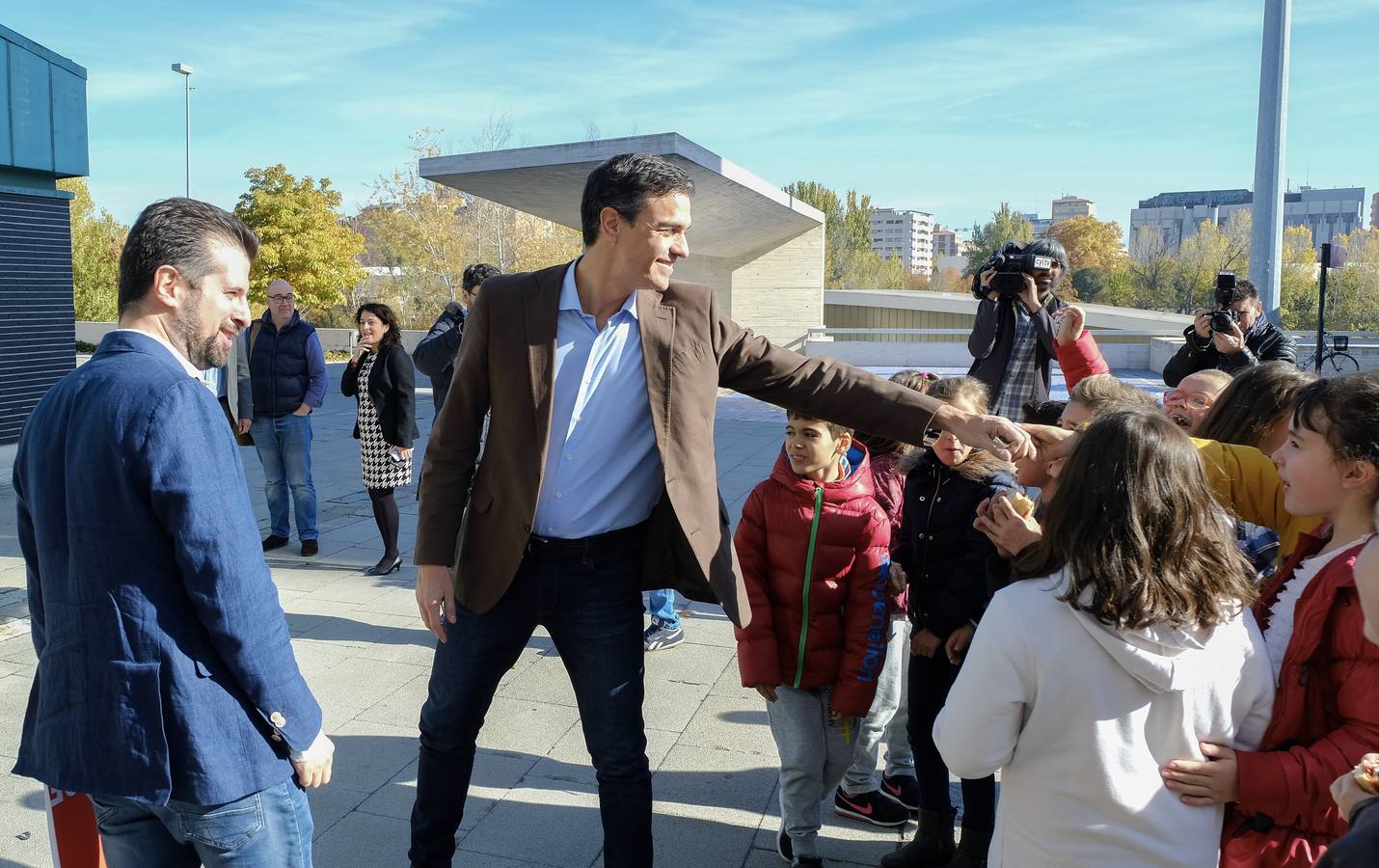 El secretario general del PSOE, Pedro Sánchez, ha avanzado que su partido irá «de la mano» con el PSC a la hora de tejer pactos de Gobierno tras las elecciones catalanas del 21 de diciembre