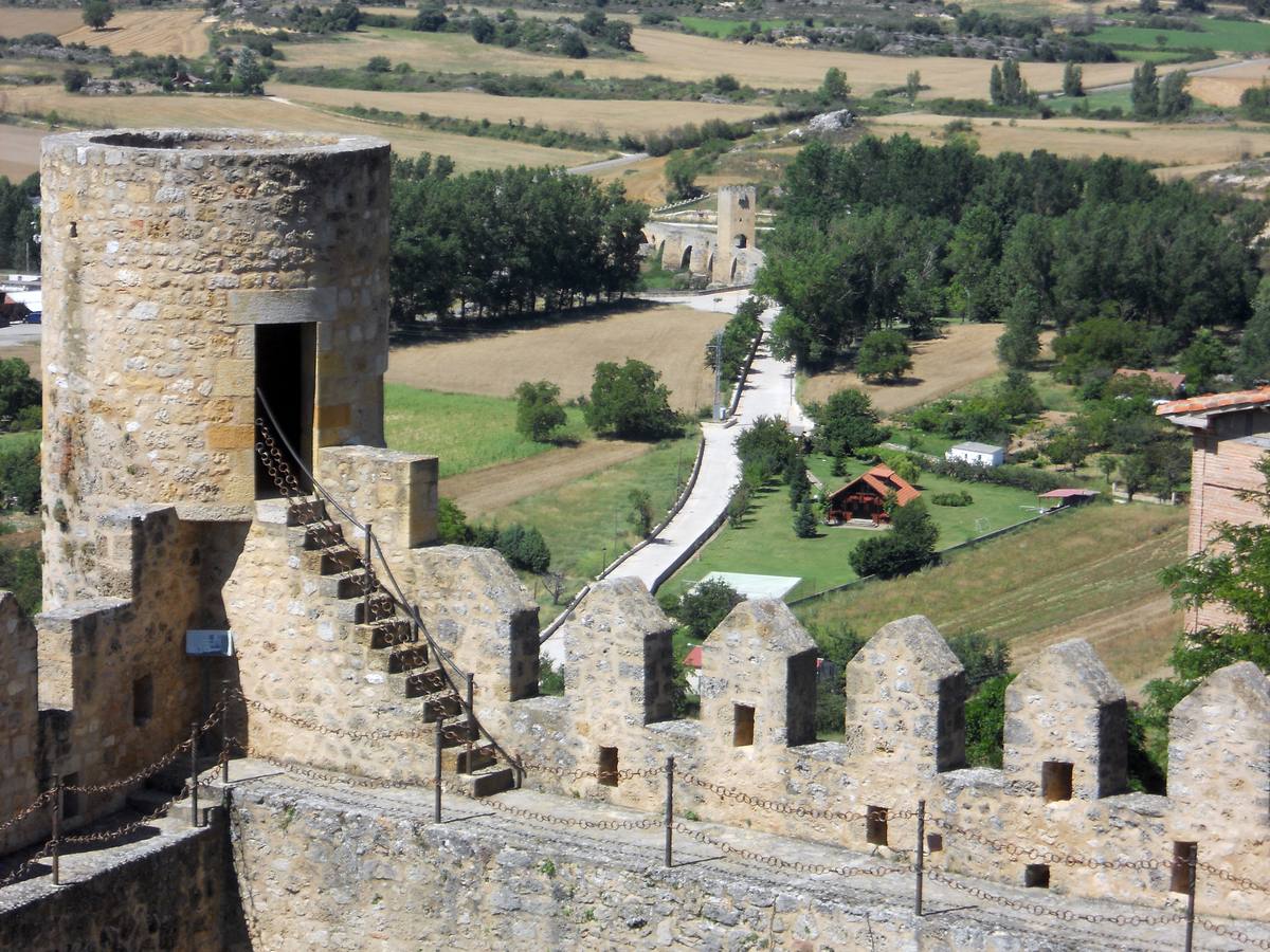 Vista del puente medieval desde el castillo.