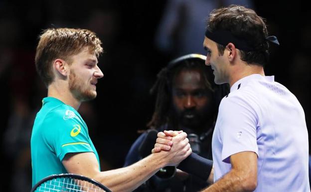 David Goffin (i) y Roger Federer se saludan tras la victoria del belga. 