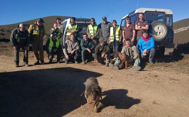 Equipo de búsqueda, con los perros de rastreo.