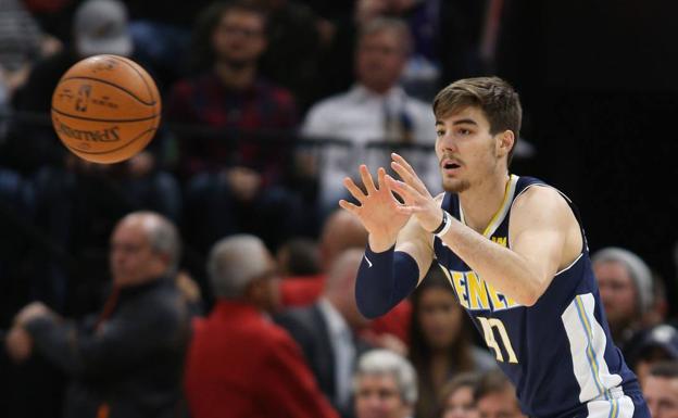 Juancho Hernángomez recibe el balón. 