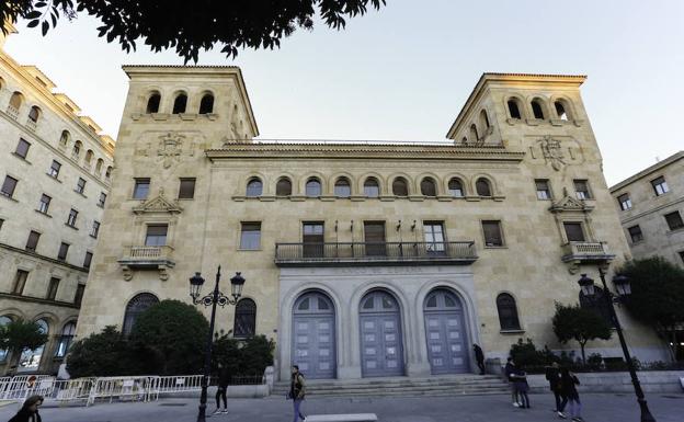 Edificio del antiguo Banco de España, con los escudos franquistas en las torres laterales.