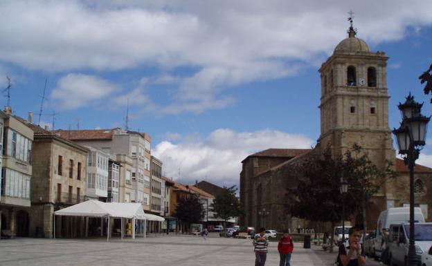 Plaza de España y Colegiata de San Miguel, en Aguilar. 