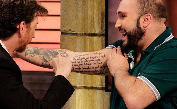 Kiko muestra sus tatuajes a Pablo Motos. 