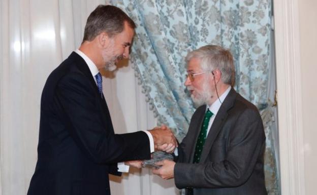 Florencio Domínguez recoge el galardón de manos del Rey.