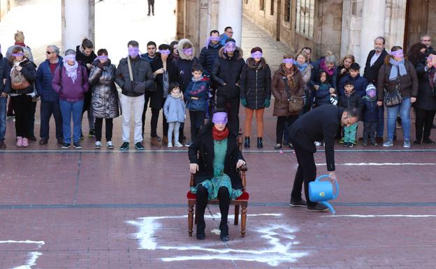 Un momento de la 'performance' de 'Ronco Teatro' en la Plaza Mayor